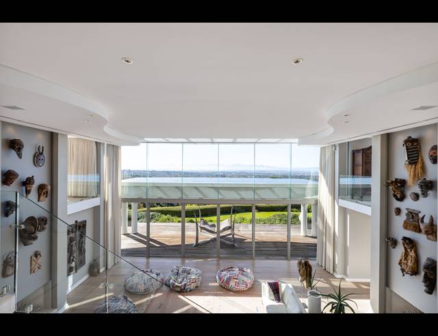 7 BEDROOM FREESTANDING TO LET IN CONSTANTIA